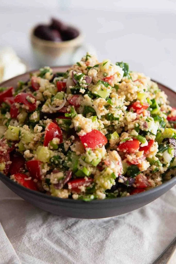 Der Couscous Salat mediterran auf einem Tisch in der Nahaufnahme.