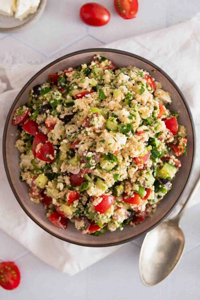 Eine Schüssel Couscous Salat mediterran mit Feta.