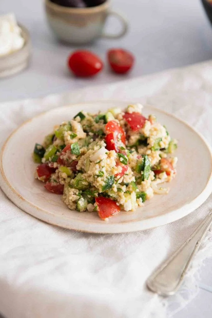 Ein Teller mit etwas von dem Couscous Salat mit Feta.