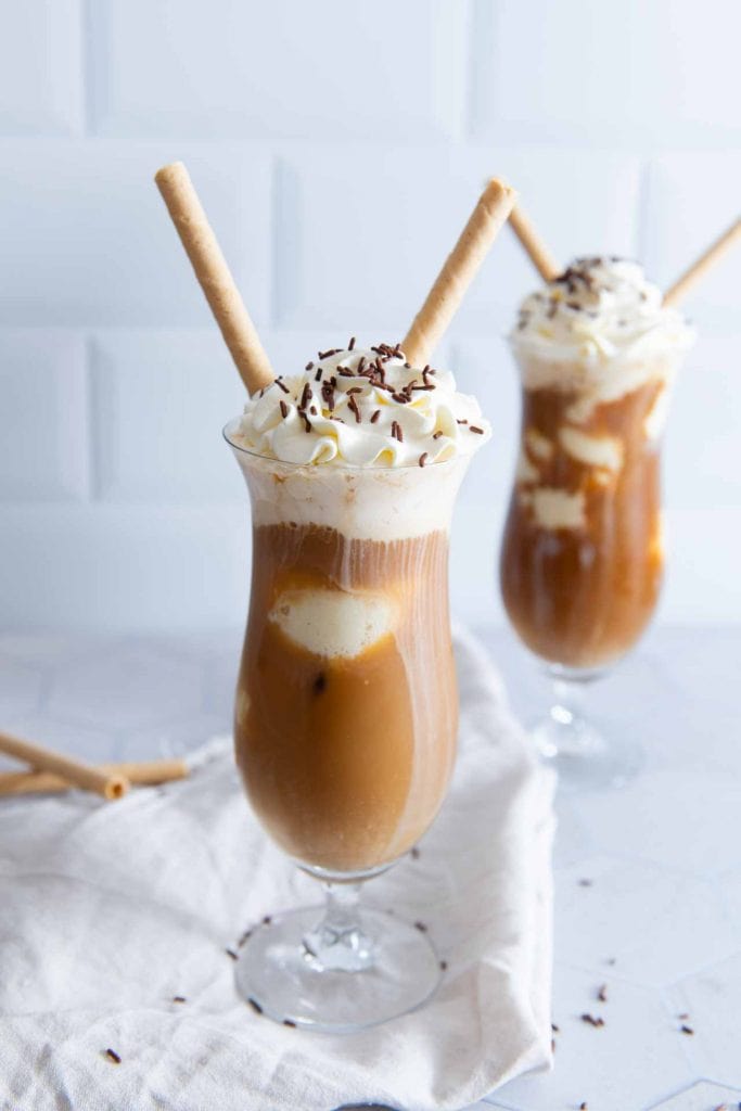 Zwei selbstgemachte Eiskaffee in hohen Gläsern auf dem Tisch.