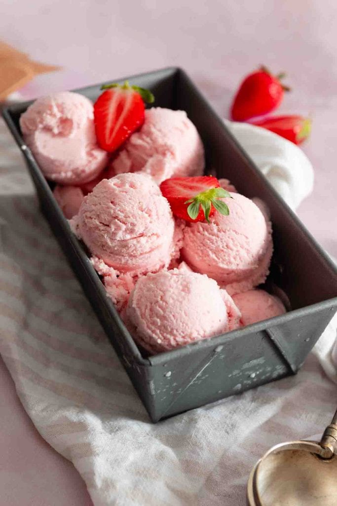 Eine Eisform mit selbstgemachten Erdbeereis, das mit einer Eismaschine zubereitet wurde.