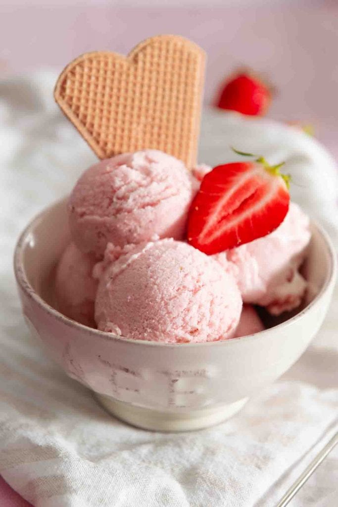 Erdbeereis selber machen mit einer Eismaschine als Grundrezept.