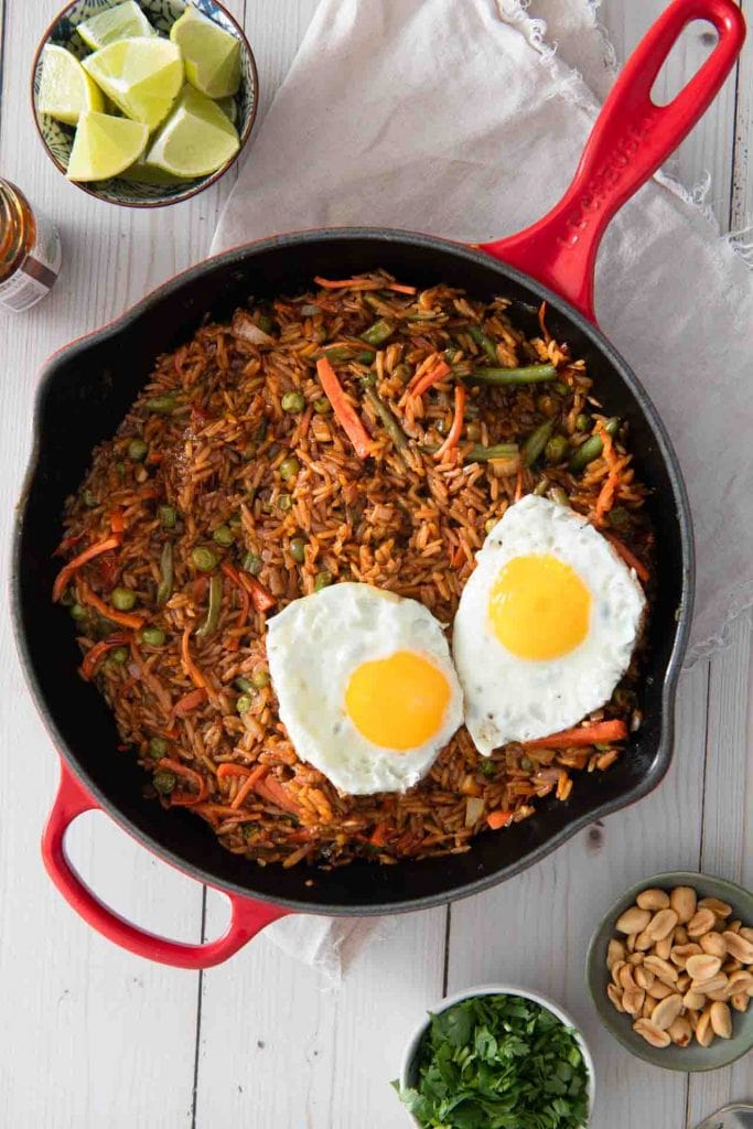 Ein Nasi Goreng Rezept indonesisch, in einer Pfanne mit zwei Spigeleiern.