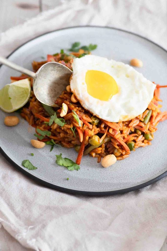 Ein Löffel nimmt etwas von dem Nasi Goreng auf.