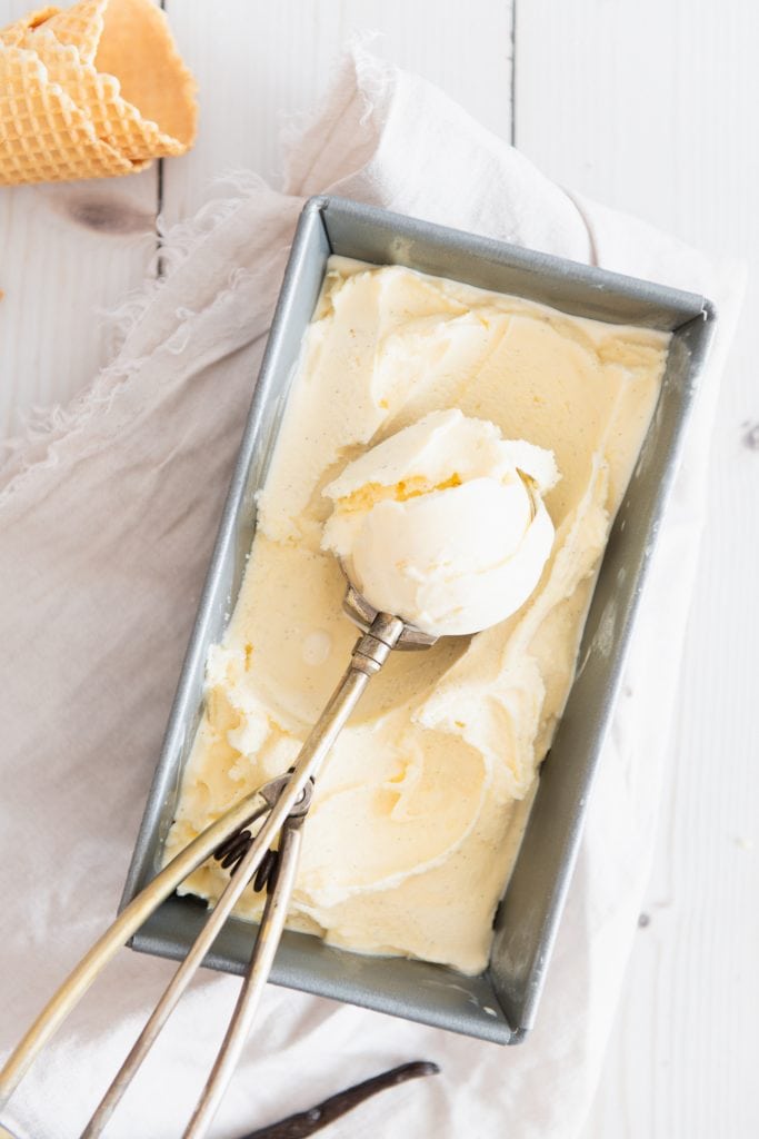 Vanilleeis selber machen mit einer Eismaschine.