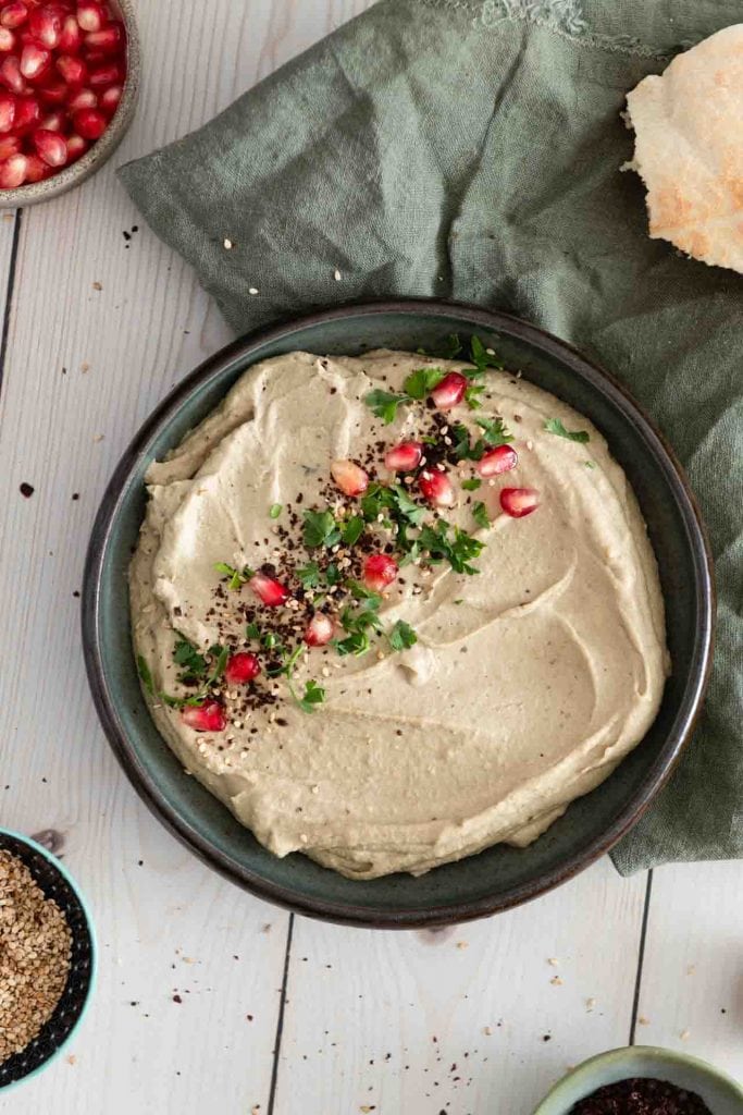 Der Auberginen Aufstrich orientalisch von oben auf dem Tisch.