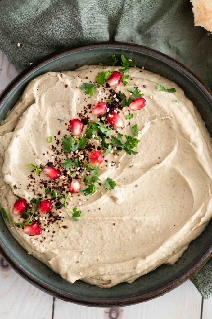 Das fertige Baba Ganoush Rezept. Auf dem Aufstrich liegen noch Granatapfelkerne.