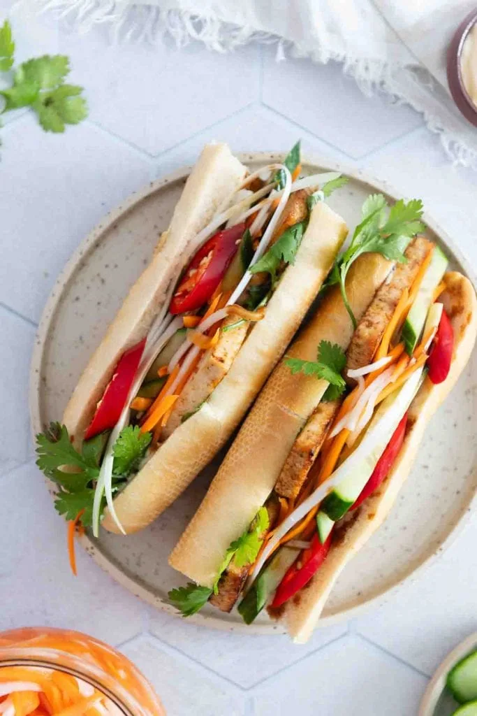 Zwei Banh Mi die auch vegan zubereitet werden können auf dem Tisch.