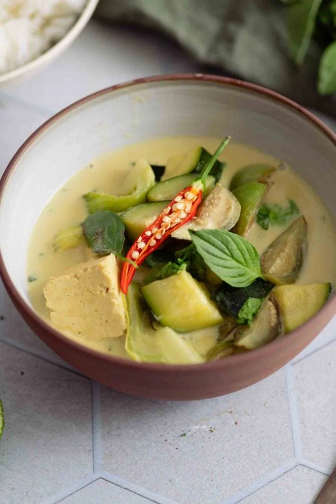 Ein grünes Thai Curry in einer Schüssel.