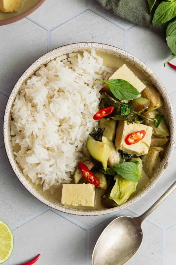 Grünes Curry scharf mit etwas Reis auf einem Teller.