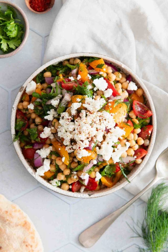 Der orientalische Salat von oben. Man sieht das Feta oben darauf streut wurde.