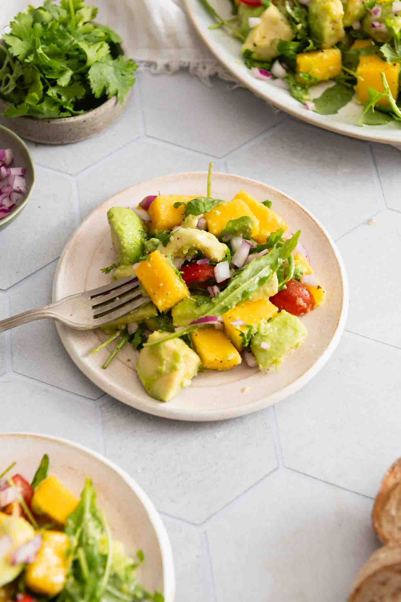 Tropischer Mango Avocado Salat: Rezept & Tipps Tropischer Mango Avocado Salat: Rezept & Tipps
