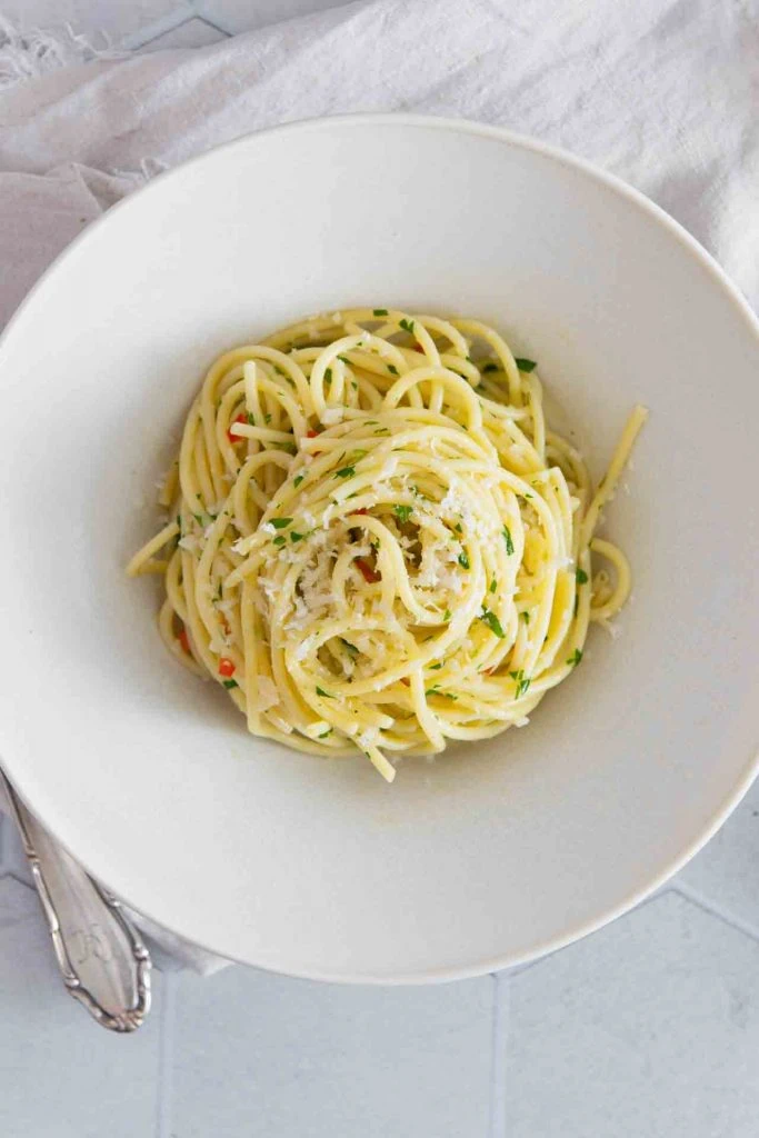 Ein Teller Spaghetti Aglio Olio original italienisch.