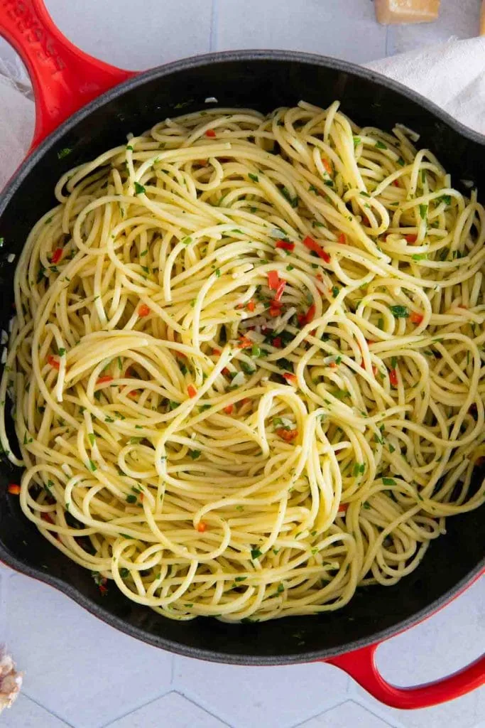 Eine Pfanne mit Spaghetti Aglio Olio e Peperoncino, wie in Italien.
