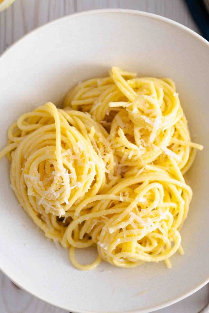 Das Zitronenpasta Rezept von oben auf einem runden Teller.