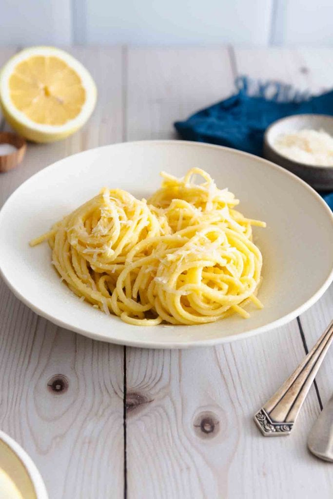 Spaghetti al Limone Original Italienisch auf dem Pastateller.