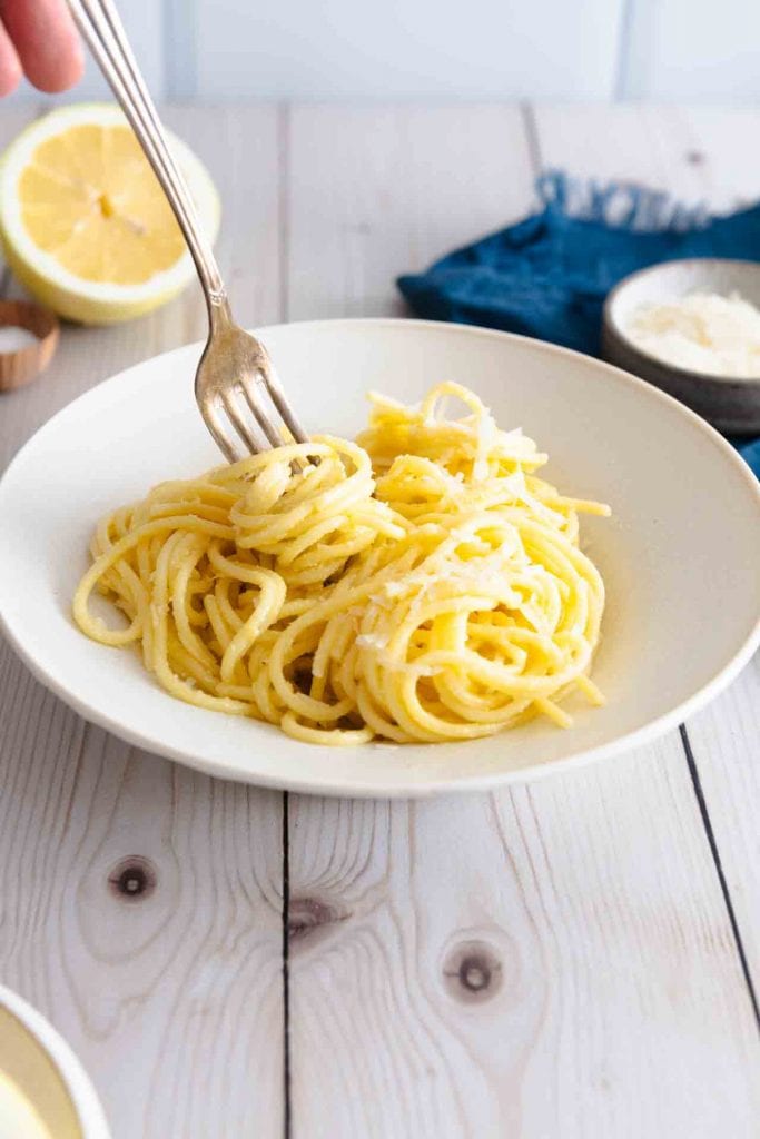 Pasta al Limone werden auf einer Gabel gedreht.