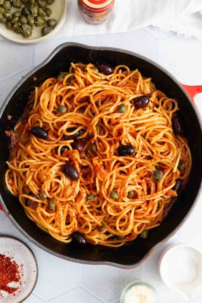 Eine Pfanne Spaghetti Puttanesca nach dem Originalrezept.