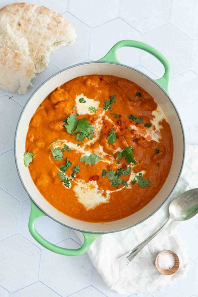 Ein Topf voll mit dem Butter Chicken vegetarisch von oben.