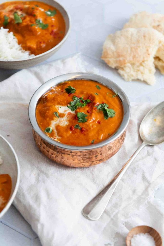 Ein veganes Butter Chicken mit Tofu in einem indischen Handi.