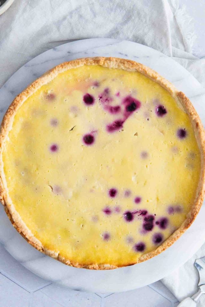 Der Blaubeerkuchen mit Quark und Schmand im ganzen von oben.
