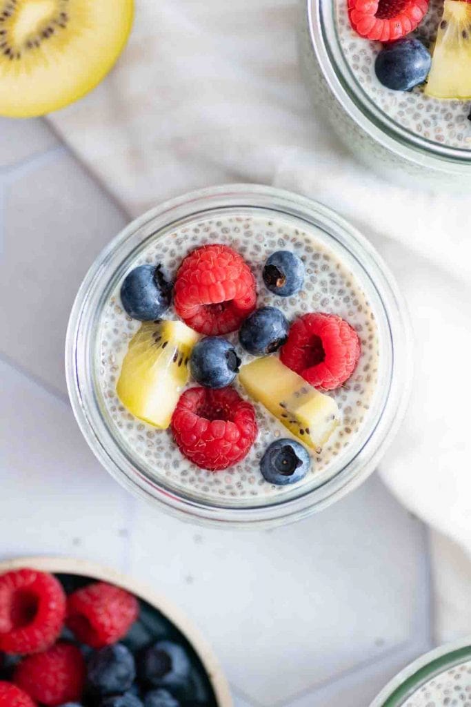 Der Chiasamen Pudding mit Milch von oben auf dem Tisch.