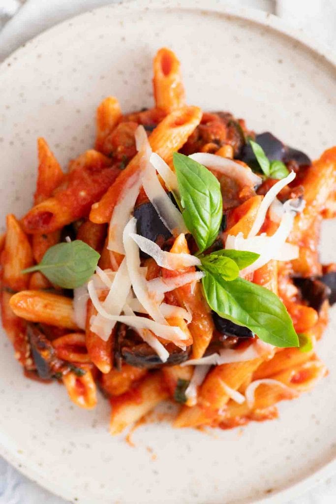 Penne alla Norma von oben mit etwas Käse über der Pasta.