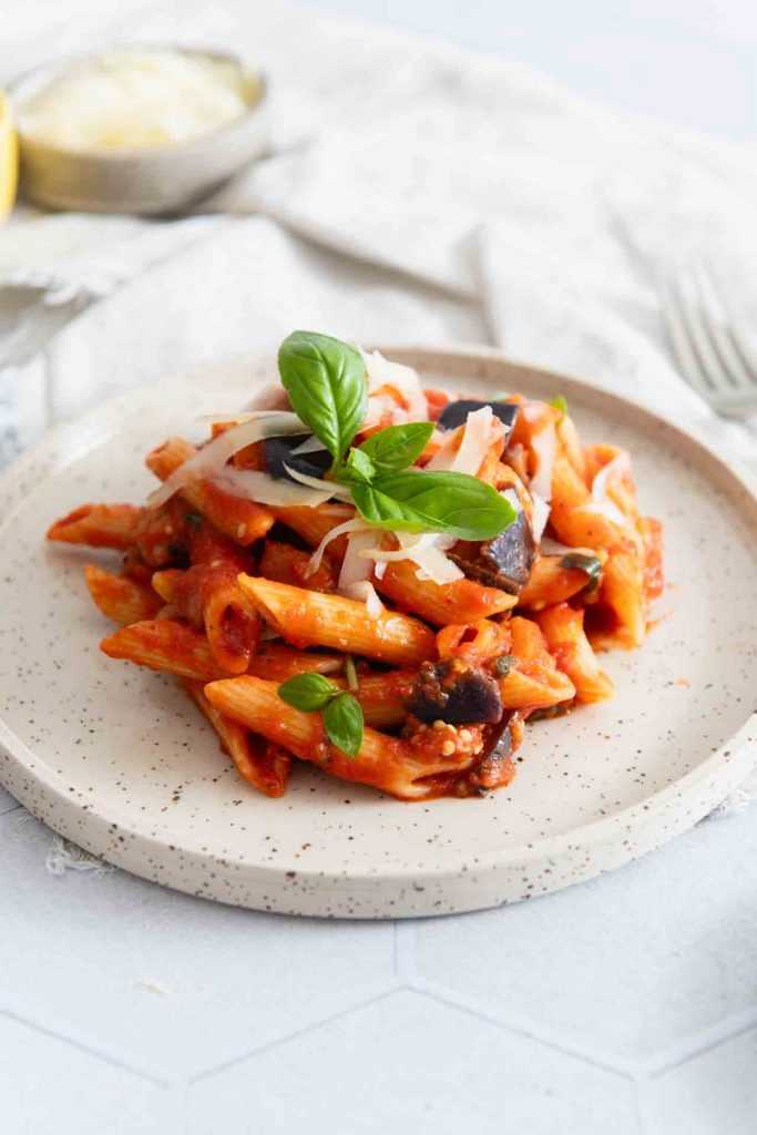 Neben Penne, lassen sich auch Pennette oder Rigatoni für die Pasta alla Norma nehmen.