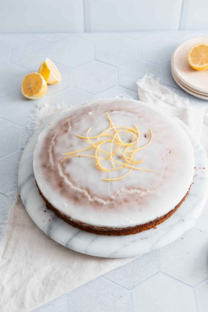 Der saftige sizilianischer Zitronenkuchen als ganzen auf dem Tisch.