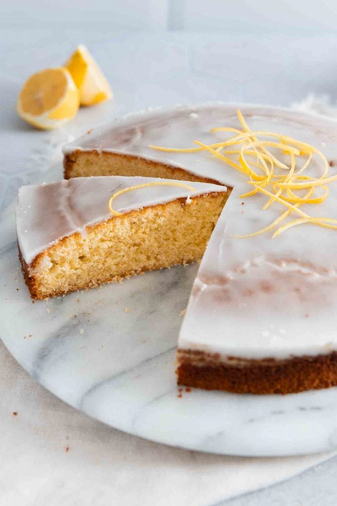 Ein sizilianischer Zitronenkuchen angeschnitten und es wird ein Stück herausgenommen.
