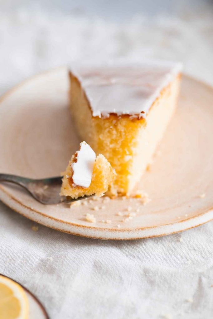 Eine Gabel hat etwas von dem sizilianischer Zitronenkuchen mit Limoncello genommen.