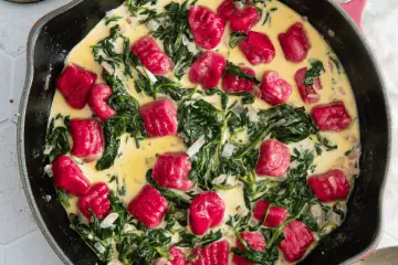 Rote Bete Gnocchi – einfach, fluffig & knallpink Rote Bete Gnocchi - einfach & so lecker