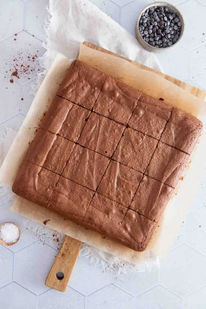 Der Brownie frisch aus dem Ofen.