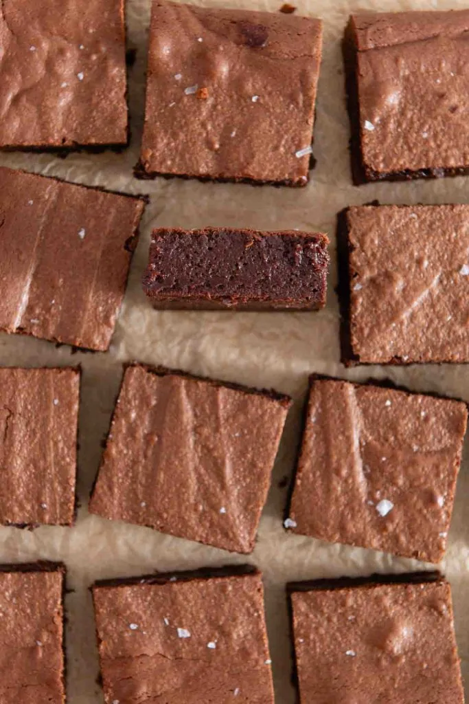 Die Schoko Brownies auf einem Blech.