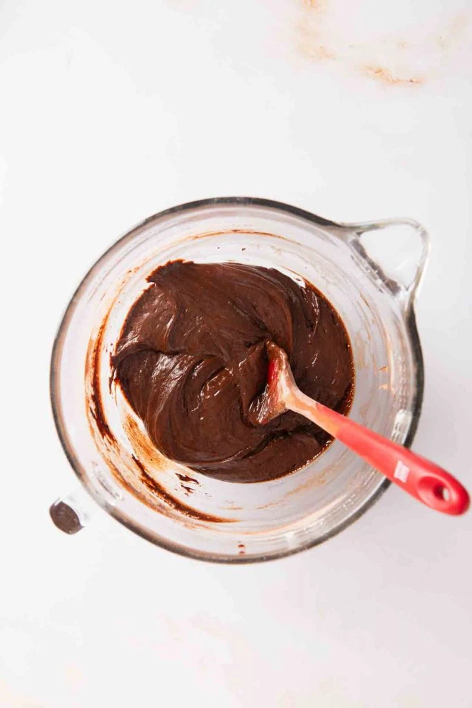 Der Teig wird in einer Schüssel angerührt.