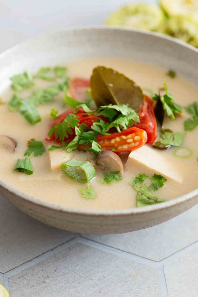 Ein Tom Kha Gai Rezept vegetarisch und schnell zubereitet.