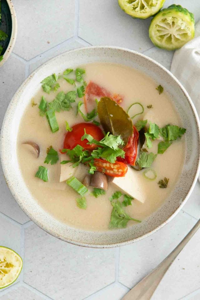 Die Tom Kha Gai Suppe ist vegetarisch und lässt sich sogar wenn man die Fischsauce pflanzlich kauft, vegan zubereiten.