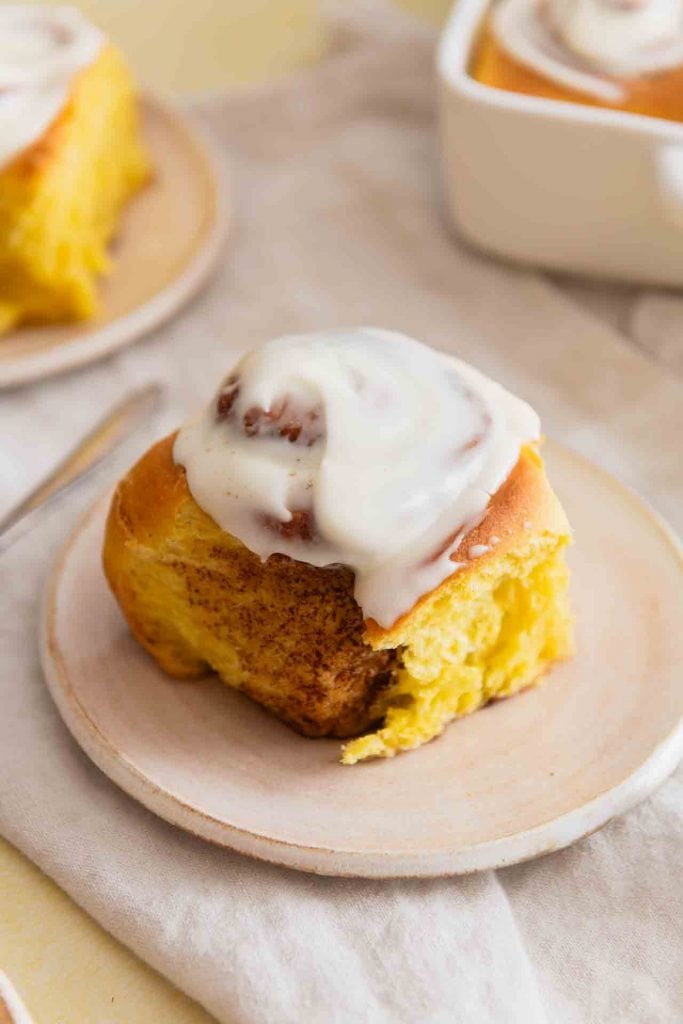 Wenn man mit Kürbis bäckt, bekommt man diese saftigen Pumpkin Spice Schnecken.