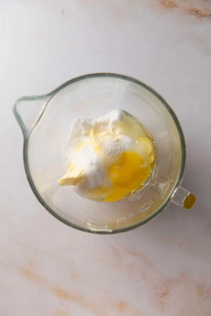 Alle Zutaten für das Mandel Spritzgebäck in einer Schüssel.