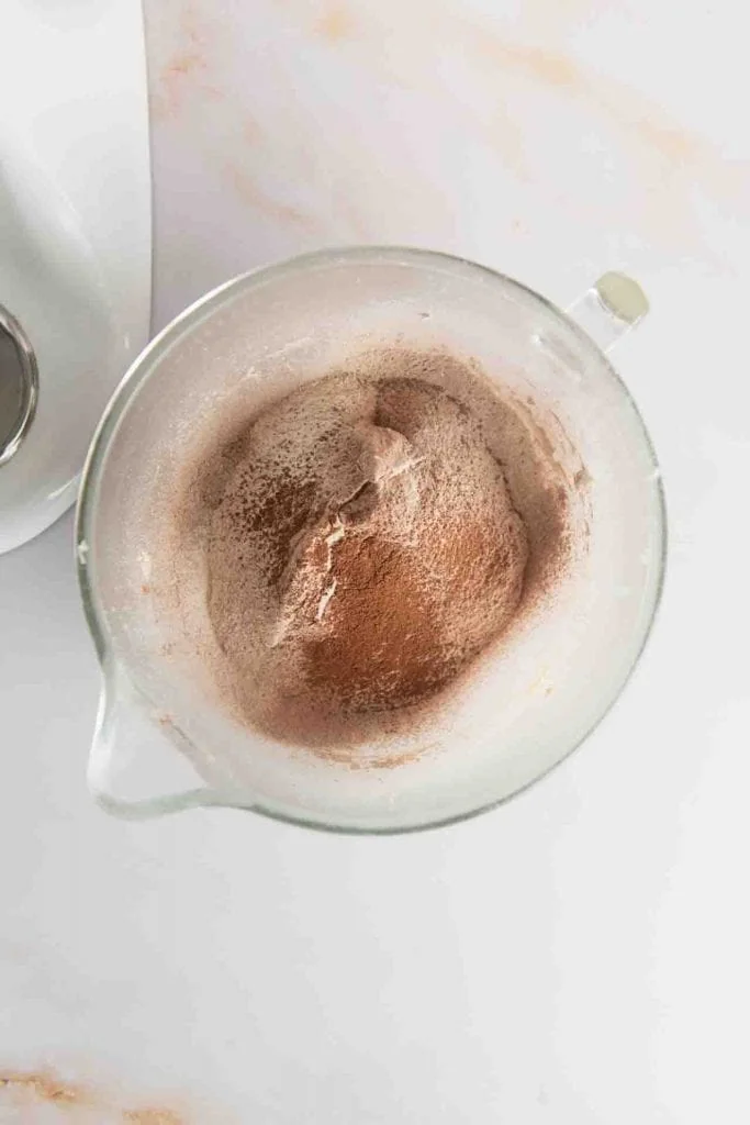 Alle Zutaten in einer Rührschüssel.