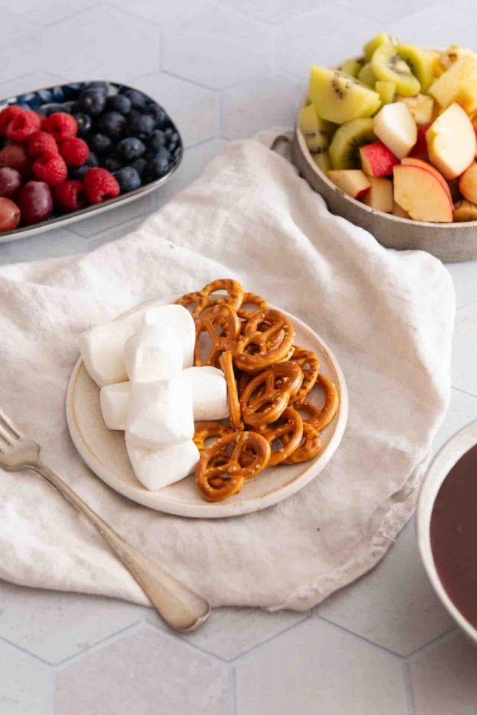Schokofondue Ideen mit Früchten und Salzbrezeln