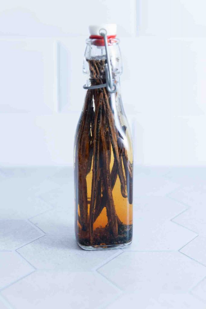 Vanilleextrakt in einer Flasche ansetzen