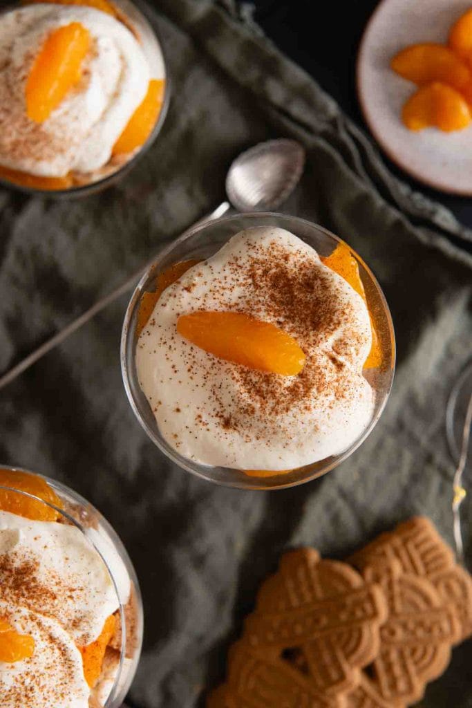 Weihnachtsdessert im Glas mit Spekulatius