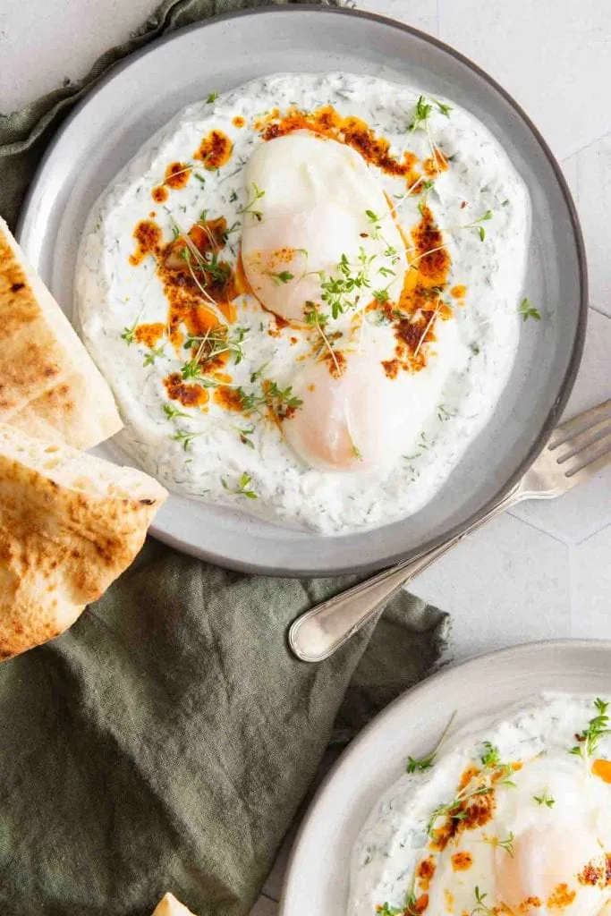 Das türkische Ei fertig mit etwas Fladenbrot auf dem Tisch.