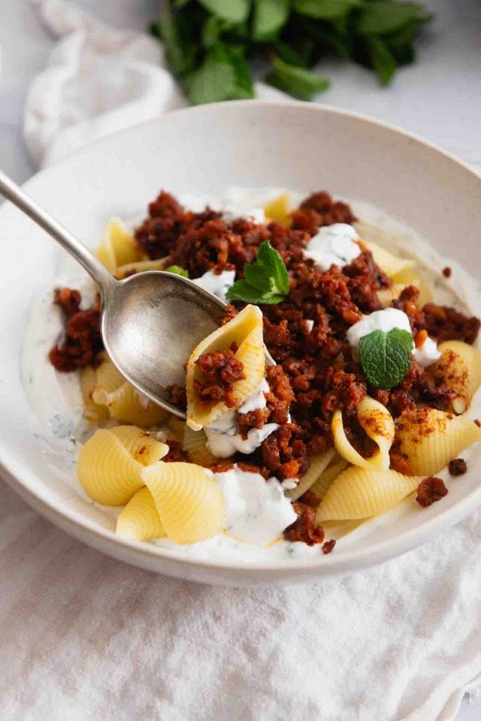 Türkische Pasta mit veggie Hackfleisch und Joghurt