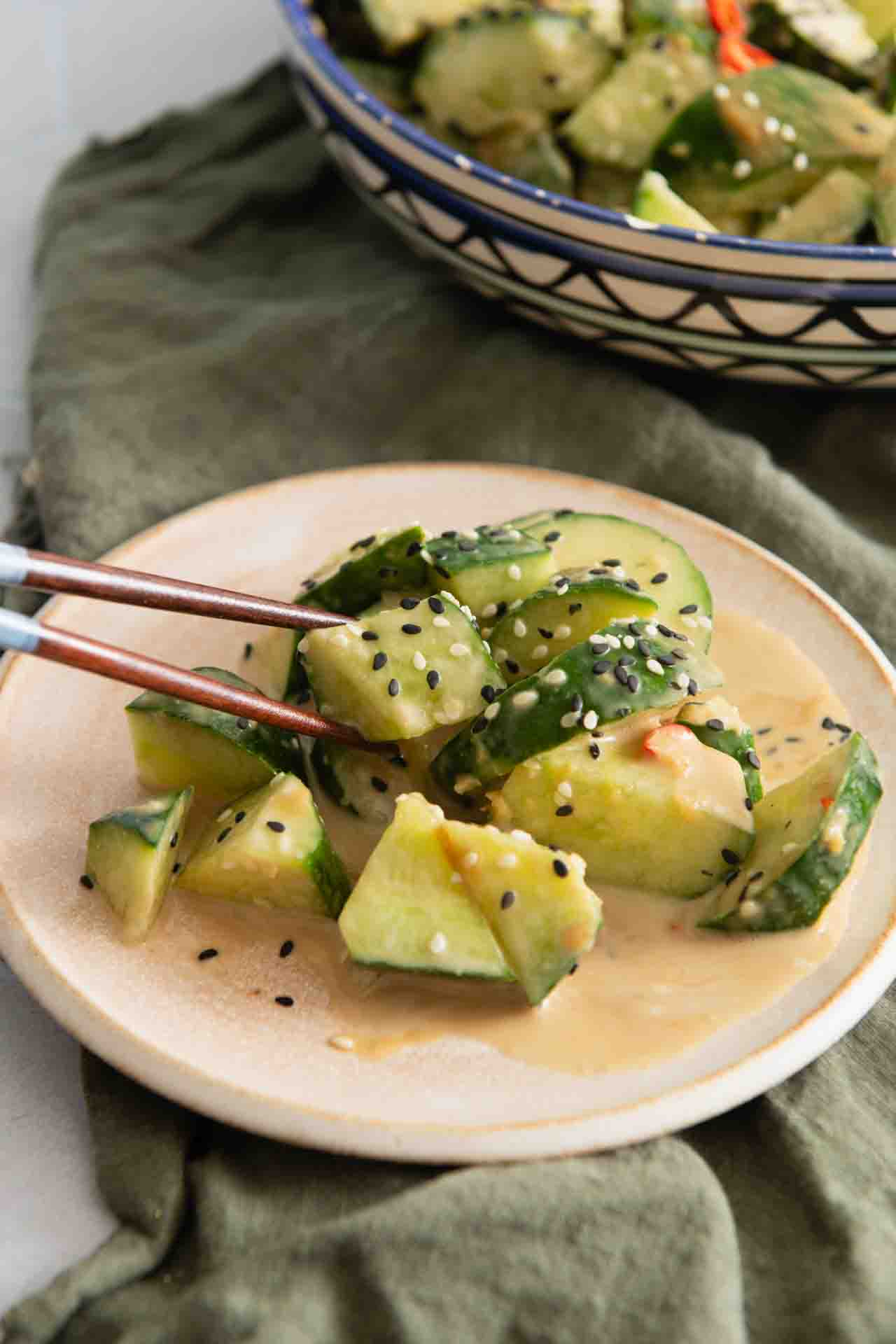 Asiatischer Gurkensalat mit Sesam-Dressing