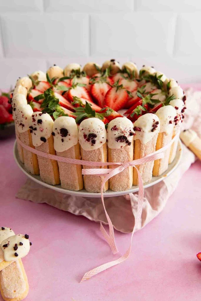 Eine Torte mit Erdbeeren und Löffelbiskuit