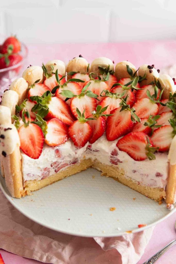 Ein angeschnittene Charlotte mit Erdbeeren