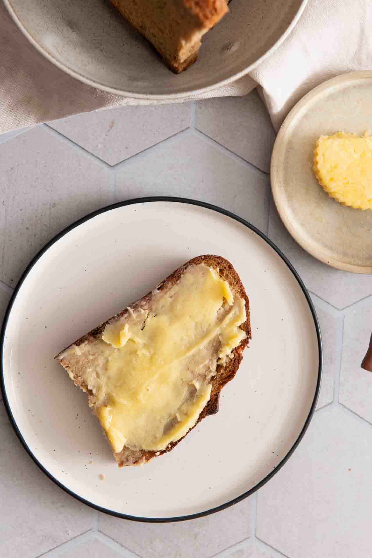 Butter selber machen: Grundrezept & geniale Geschmacksideen Butter selber machen: Grundrezept & geniale Geschmacksideen