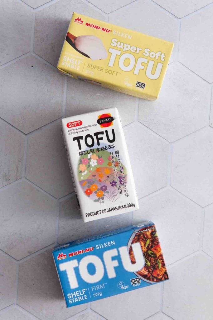 Drei gekaufte Tofu Packungen